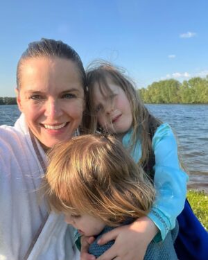 Hanna Verboom Instagram - Dit weekend werd ik 40, dansten we tot de sterren wakker werden en vierden we het leven - natuurlijk ook met tranen en een nieuwjaarsduik. Dank 40 jaar voor alles wat je me hebt gegeven, gekost en geleerd en dank voor alles wat komen gaat. Maar nog belangrijker - voor wat is. Het meest dankbaar ben ik voor mijn kindjes, mijn lief en de mensen om me heen - de grond onder m’n voeten ♥️🦋🎂