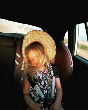 Hanna Verboom Instagram - Oh joy wat een heerlijk avontuur met deze liefste aapjes naar Afrika 🧡 ik weet dat het al weer even geleden is maar ik zit 10 uur in de auto vandaag en kan eindelijk mijn foto’s organiseren dus ik ben hier even enorm aan het mijmeren over deze mooie plaatjes. Natuurlijk ook soms intens (2 bladzijden van mijn drie boeken gelezen en als de kindjes in bed lagen vielen R en ik tandem in slaap op de bank) maar zo samen zijn op deze schitterende plekken maakt me vooral intens gelukkig en dankbaar voor dit stelletje ♥️