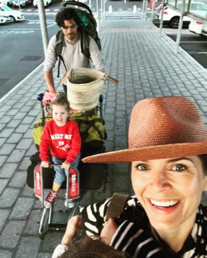 Hanna Verboom Instagram - Oh joy wat een heerlijk avontuur met deze liefste aapjes naar Afrika 🧡 ik weet dat het al weer even geleden is maar ik zit 10 uur in de auto vandaag en kan eindelijk mijn foto’s organiseren dus ik ben hier even enorm aan het mijmeren over deze mooie plaatjes. Natuurlijk ook soms intens (2 bladzijden van mijn drie boeken gelezen en als de kindjes in bed lagen vielen R en ik tandem in slaap op de bank) maar zo samen zijn op deze schitterende plekken maakt me vooral intens gelukkig en dankbaar voor dit stelletje ♥️