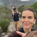 Hanna Verboom Instagram - Dit bijzondere plekje zal ik nooit vergeten - dankbaar voor deze tijd met z’n viertjes in de waanzinnige natuur van Walker Bay, Zuid Afrika 🐳 #zonderrustgeengroei South Africa