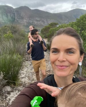 Hanna Verboom Instagram - Dit bijzondere plekje zal ik nooit vergeten - dankbaar voor deze tijd met z’n viertjes in de waanzinnige natuur van Walker Bay, Zuid Afrika 🐳 #zonderrustgeengroei