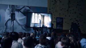 Hanna Verboom Instagram - Wat een week! We gingen langs bij scholen, bedrijven, bioscopen, de radio en op tv. We zijn overladen met de meest ontroerende berichten. Juda en ik zijn er stil van.

Ik moet denken aan die dubbele regenboog die ik precies een week geleden over onze rivier zag staan. De wolken kunnen donker zijn maar er is zoveel hoop. Dwars door de eenzaamheid, dwars door het trauma en de donkere gedachten. Dwars door het stigma wat er echt nog heel erg is. Dwars door alles; het diepe besef. Het is goed zoals we zijn. En van dat ‘zijn’ zijn er ook zoveel variaties, die je alleen met luisteren leert waarderen. Zoals Floortje zei ‘door een beetje je eigen overtuigingen los te laten’

In onze vele gesprekken tijdens de tour is ons door beleidsmakers en psychiaters op het hart gedrukt dat ze het anders willen, dat ze zullen kijken naar het jargon en hoe dat menselijker te maken. We hadden nooit durven  dromen dat dit nu al zou lukken!!

Aan alle ervaringsdeskundigen wil ik dit zeggen, de grootste taak ligt misschien wel bij ons. Wees open, praat en schaam je niet. Het is ok. Zoek elkaar op, leer van elkaar en weet heel diep dat je niet alleen bent in je reis. 

Schrijf je op cinetree.nl/Uitdeschaduw in voor de nieuwsbrief zodat we je op de hoogte kunnen houden.  Op Uitdeschaduw.org volgen nog de langere interviews, ik ga nog een insta live doen en we zullen met z’n allen actief zijn op t forum.

Dikke kus van mij, ik heb een vol hart en ik ben heel erg ontroerd. Op zoveel vlakken (scholen, politiek, gezondheidszorg) heb ik gezien dat mensen echt willen dat het anders gaat zijn. Kleine stapjes maar met z’n allen gaat dat lukken 🌈 #samenuitdeschaduw
