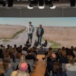 Hanna Verboom Instagram - Wat een week! We gingen langs bij scholen, bedrijven, bioscopen, de radio en op tv. We zijn overladen met de meest ontroerende berichten. Juda en ik zijn er stil van. Ik moet denken aan die dubbele regenboog die ik precies een week geleden over onze rivier zag staan. De wolken kunnen donker zijn maar er is zoveel hoop. Dwars door de eenzaamheid, dwars door het trauma en de donkere gedachten. Dwars door het stigma wat er echt nog heel erg is. Dwars door alles; het diepe besef. Het is goed zoals we zijn. En van dat ‘zijn’ zijn er ook zoveel variaties, die je alleen met luisteren leert waarderen. Zoals Floortje zei ‘door een beetje je eigen overtuigingen los te laten’ In onze vele gesprekken tijdens de tour is ons door beleidsmakers en psychiaters op het hart gedrukt dat ze het anders willen, dat ze zullen kijken naar het jargon en hoe dat menselijker te maken. We hadden nooit durven dromen dat dit nu al zou lukken!! Aan alle ervaringsdeskundigen wil ik dit zeggen, de grootste taak ligt misschien wel bij ons. Wees open, praat en schaam je niet. Het is ok. Zoek elkaar op, leer van elkaar en weet heel diep dat je niet alleen bent in je reis. Schrijf je op cinetree.nl/Uitdeschaduw in voor de nieuwsbrief zodat we je op de hoogte kunnen houden. Op Uitdeschaduw.org volgen nog de langere interviews, ik ga nog een insta live doen en we zullen met z’n allen actief zijn op t forum. Dikke kus van mij, ik heb een vol hart en ik ben heel erg ontroerd. Op zoveel vlakken (scholen, politiek, gezondheidszorg) heb ik gezien dat mensen echt willen dat het anders gaat zijn. Kleine stapjes maar met z’n allen gaat dat lukken 🌈 #samenuitdeschaduw