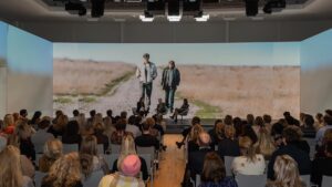 Hanna Verboom Instagram - Wat een week! We gingen langs bij scholen, bedrijven, bioscopen, de radio en op tv. We zijn overladen met de meest ontroerende berichten. Juda en ik zijn er stil van.

Ik moet denken aan die dubbele regenboog die ik precies een week geleden over onze rivier zag staan. De wolken kunnen donker zijn maar er is zoveel hoop. Dwars door de eenzaamheid, dwars door het trauma en de donkere gedachten. Dwars door het stigma wat er echt nog heel erg is. Dwars door alles; het diepe besef. Het is goed zoals we zijn. En van dat ‘zijn’ zijn er ook zoveel variaties, die je alleen met luisteren leert waarderen. Zoals Floortje zei ‘door een beetje je eigen overtuigingen los te laten’

In onze vele gesprekken tijdens de tour is ons door beleidsmakers en psychiaters op het hart gedrukt dat ze het anders willen, dat ze zullen kijken naar het jargon en hoe dat menselijker te maken. We hadden nooit durven  dromen dat dit nu al zou lukken!!

Aan alle ervaringsdeskundigen wil ik dit zeggen, de grootste taak ligt misschien wel bij ons. Wees open, praat en schaam je niet. Het is ok. Zoek elkaar op, leer van elkaar en weet heel diep dat je niet alleen bent in je reis. 

Schrijf je op cinetree.nl/Uitdeschaduw in voor de nieuwsbrief zodat we je op de hoogte kunnen houden.  Op Uitdeschaduw.org volgen nog de langere interviews, ik ga nog een insta live doen en we zullen met z’n allen actief zijn op t forum.

Dikke kus van mij, ik heb een vol hart en ik ben heel erg ontroerd. Op zoveel vlakken (scholen, politiek, gezondheidszorg) heb ik gezien dat mensen echt willen dat het anders gaat zijn. Kleine stapjes maar met z’n allen gaat dat lukken 🌈 #samenuitdeschaduw