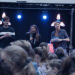 Hanna Verboom Instagram - Wat een week! We gingen langs bij scholen, bedrijven, bioscopen, de radio en op tv. We zijn overladen met de meest ontroerende berichten. Juda en ik zijn er stil van. Ik moet denken aan die dubbele regenboog die ik precies een week geleden over onze rivier zag staan. De wolken kunnen donker zijn maar er is zoveel hoop. Dwars door de eenzaamheid, dwars door het trauma en de donkere gedachten. Dwars door het stigma wat er echt nog heel erg is. Dwars door alles; het diepe besef. Het is goed zoals we zijn. En van dat ‘zijn’ zijn er ook zoveel variaties, die je alleen met luisteren leert waarderen. Zoals Floortje zei ‘door een beetje je eigen overtuigingen los te laten’ In onze vele gesprekken tijdens de tour is ons door beleidsmakers en psychiaters op het hart gedrukt dat ze het anders willen, dat ze zullen kijken naar het jargon en hoe dat menselijker te maken. We hadden nooit durven dromen dat dit nu al zou lukken!! Aan alle ervaringsdeskundigen wil ik dit zeggen, de grootste taak ligt misschien wel bij ons. Wees open, praat en schaam je niet. Het is ok. Zoek elkaar op, leer van elkaar en weet heel diep dat je niet alleen bent in je reis. Schrijf je op cinetree.nl/Uitdeschaduw in voor de nieuwsbrief zodat we je op de hoogte kunnen houden. Op Uitdeschaduw.org volgen nog de langere interviews, ik ga nog een insta live doen en we zullen met z’n allen actief zijn op t forum. Dikke kus van mij, ik heb een vol hart en ik ben heel erg ontroerd. Op zoveel vlakken (scholen, politiek, gezondheidszorg) heb ik gezien dat mensen echt willen dat het anders gaat zijn. Kleine stapjes maar met z’n allen gaat dat lukken 🌈 #samenuitdeschaduw