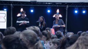 Hanna Verboom Instagram - Wat een week! We gingen langs bij scholen, bedrijven, bioscopen, de radio en op tv. We zijn overladen met de meest ontroerende berichten. Juda en ik zijn er stil van.

Ik moet denken aan die dubbele regenboog die ik precies een week geleden over onze rivier zag staan. De wolken kunnen donker zijn maar er is zoveel hoop. Dwars door de eenzaamheid, dwars door het trauma en de donkere gedachten. Dwars door het stigma wat er echt nog heel erg is. Dwars door alles; het diepe besef. Het is goed zoals we zijn. En van dat ‘zijn’ zijn er ook zoveel variaties, die je alleen met luisteren leert waarderen. Zoals Floortje zei ‘door een beetje je eigen overtuigingen los te laten’

In onze vele gesprekken tijdens de tour is ons door beleidsmakers en psychiaters op het hart gedrukt dat ze het anders willen, dat ze zullen kijken naar het jargon en hoe dat menselijker te maken. We hadden nooit durven  dromen dat dit nu al zou lukken!!

Aan alle ervaringsdeskundigen wil ik dit zeggen, de grootste taak ligt misschien wel bij ons. Wees open, praat en schaam je niet. Het is ok. Zoek elkaar op, leer van elkaar en weet heel diep dat je niet alleen bent in je reis. 

Schrijf je op cinetree.nl/Uitdeschaduw in voor de nieuwsbrief zodat we je op de hoogte kunnen houden.  Op Uitdeschaduw.org volgen nog de langere interviews, ik ga nog een insta live doen en we zullen met z’n allen actief zijn op t forum.

Dikke kus van mij, ik heb een vol hart en ik ben heel erg ontroerd. Op zoveel vlakken (scholen, politiek, gezondheidszorg) heb ik gezien dat mensen echt willen dat het anders gaat zijn. Kleine stapjes maar met z’n allen gaat dat lukken 🌈 #samenuitdeschaduw