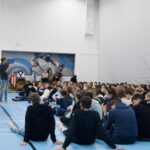 Hanna Verboom Instagram - Wat een week! We gingen langs bij scholen, bedrijven, bioscopen, de radio en op tv. We zijn overladen met de meest ontroerende berichten. Juda en ik zijn er stil van. Ik moet denken aan die dubbele regenboog die ik precies een week geleden over onze rivier zag staan. De wolken kunnen donker zijn maar er is zoveel hoop. Dwars door de eenzaamheid, dwars door het trauma en de donkere gedachten. Dwars door het stigma wat er echt nog heel erg is. Dwars door alles; het diepe besef. Het is goed zoals we zijn. En van dat ‘zijn’ zijn er ook zoveel variaties, die je alleen met luisteren leert waarderen. Zoals Floortje zei ‘door een beetje je eigen overtuigingen los te laten’ In onze vele gesprekken tijdens de tour is ons door beleidsmakers en psychiaters op het hart gedrukt dat ze het anders willen, dat ze zullen kijken naar het jargon en hoe dat menselijker te maken. We hadden nooit durven dromen dat dit nu al zou lukken!! Aan alle ervaringsdeskundigen wil ik dit zeggen, de grootste taak ligt misschien wel bij ons. Wees open, praat en schaam je niet. Het is ok. Zoek elkaar op, leer van elkaar en weet heel diep dat je niet alleen bent in je reis. Schrijf je op cinetree.nl/Uitdeschaduw in voor de nieuwsbrief zodat we je op de hoogte kunnen houden. Op Uitdeschaduw.org volgen nog de langere interviews, ik ga nog een insta live doen en we zullen met z’n allen actief zijn op t forum. Dikke kus van mij, ik heb een vol hart en ik ben heel erg ontroerd. Op zoveel vlakken (scholen, politiek, gezondheidszorg) heb ik gezien dat mensen echt willen dat het anders gaat zijn. Kleine stapjes maar met z’n allen gaat dat lukken 🌈 #samenuitdeschaduw