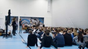 Hanna Verboom Instagram - Wat een week! We gingen langs bij scholen, bedrijven, bioscopen, de radio en op tv. We zijn overladen met de meest ontroerende berichten. Juda en ik zijn er stil van.

Ik moet denken aan die dubbele regenboog die ik precies een week geleden over onze rivier zag staan. De wolken kunnen donker zijn maar er is zoveel hoop. Dwars door de eenzaamheid, dwars door het trauma en de donkere gedachten. Dwars door het stigma wat er echt nog heel erg is. Dwars door alles; het diepe besef. Het is goed zoals we zijn. En van dat ‘zijn’ zijn er ook zoveel variaties, die je alleen met luisteren leert waarderen. Zoals Floortje zei ‘door een beetje je eigen overtuigingen los te laten’

In onze vele gesprekken tijdens de tour is ons door beleidsmakers en psychiaters op het hart gedrukt dat ze het anders willen, dat ze zullen kijken naar het jargon en hoe dat menselijker te maken. We hadden nooit durven  dromen dat dit nu al zou lukken!!

Aan alle ervaringsdeskundigen wil ik dit zeggen, de grootste taak ligt misschien wel bij ons. Wees open, praat en schaam je niet. Het is ok. Zoek elkaar op, leer van elkaar en weet heel diep dat je niet alleen bent in je reis. 

Schrijf je op cinetree.nl/Uitdeschaduw in voor de nieuwsbrief zodat we je op de hoogte kunnen houden.  Op Uitdeschaduw.org volgen nog de langere interviews, ik ga nog een insta live doen en we zullen met z’n allen actief zijn op t forum.

Dikke kus van mij, ik heb een vol hart en ik ben heel erg ontroerd. Op zoveel vlakken (scholen, politiek, gezondheidszorg) heb ik gezien dat mensen echt willen dat het anders gaat zijn. Kleine stapjes maar met z’n allen gaat dat lukken 🌈 #samenuitdeschaduw