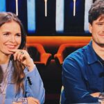 Hanna Verboom Instagram - Wat een week! We gingen langs bij scholen, bedrijven, bioscopen, de radio en op tv. We zijn overladen met de meest ontroerende berichten. Juda en ik zijn er stil van. Ik moet denken aan die dubbele regenboog die ik precies een week geleden over onze rivier zag staan. De wolken kunnen donker zijn maar er is zoveel hoop. Dwars door de eenzaamheid, dwars door het trauma en de donkere gedachten. Dwars door het stigma wat er echt nog heel erg is. Dwars door alles; het diepe besef. Het is goed zoals we zijn. En van dat ‘zijn’ zijn er ook zoveel variaties, die je alleen met luisteren leert waarderen. Zoals Floortje zei ‘door een beetje je eigen overtuigingen los te laten’ In onze vele gesprekken tijdens de tour is ons door beleidsmakers en psychiaters op het hart gedrukt dat ze het anders willen, dat ze zullen kijken naar het jargon en hoe dat menselijker te maken. We hadden nooit durven dromen dat dit nu al zou lukken!! Aan alle ervaringsdeskundigen wil ik dit zeggen, de grootste taak ligt misschien wel bij ons. Wees open, praat en schaam je niet. Het is ok. Zoek elkaar op, leer van elkaar en weet heel diep dat je niet alleen bent in je reis. Schrijf je op cinetree.nl/Uitdeschaduw in voor de nieuwsbrief zodat we je op de hoogte kunnen houden. Op Uitdeschaduw.org volgen nog de langere interviews, ik ga nog een insta live doen en we zullen met z’n allen actief zijn op t forum. Dikke kus van mij, ik heb een vol hart en ik ben heel erg ontroerd. Op zoveel vlakken (scholen, politiek, gezondheidszorg) heb ik gezien dat mensen echt willen dat het anders gaat zijn. Kleine stapjes maar met z’n allen gaat dat lukken 🌈 #samenuitdeschaduw
