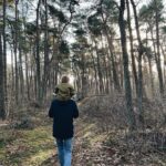 Hanna Verboom Instagram - Net terug van een heerlijke vakantie in eigen land! De dagen tussen kerst en oud en nieuw hebben altijd iets magisch, alles staat stil en er is na een jaar hard werken, eindelijk tijd te reflecteren. Het was geen makkelijk jaar, Sam die vrijwel niet sliep, een nieuw evenwicht zoeken met twee kleintjes en dan ook nog een bedrijf (en huwelijk ;) in de lucht houden. Ik ben super trots op dit gezinnetje, de dagen in Drenthe met 100% focus op de kids maken me het allergelukkigst. Mijn nieuwe voornemen? Meer rust, minder moeten van mezelf en meer ruimte voor anderen. Met op nr 1 deze drie. Maar nu back to work. We hebben een documentaire die af moet en stiekem heb ik het natuurlijk wel het mooiste werk wat er is. Zin dit met jullie te delen! Nog even een groot compliment aan @hofvansaksen. Wat was het fijn bij jullie! Eindeloos paradijs voor de kids en het allerliefste personeel. In het bijzonder Renee, die me zo lief verzorgde toen ik met een zieke Sammie alleen in het restaurant zat. Wat een heldin. Hoop dat je dit leest 🙏🏻 Resort Hof van Saksen