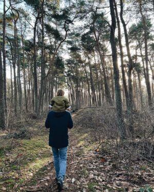 Hanna Verboom Instagram - Net terug van een heerlijke vakantie in eigen land! De dagen tussen kerst en oud en nieuw hebben altijd iets magisch, alles staat stil en er is na een jaar hard werken, eindelijk tijd te reflecteren. Het was geen makkelijk jaar, Sam die vrijwel niet sliep, een nieuw evenwicht zoeken met twee kleintjes en dan ook nog een bedrijf (en huwelijk ;) in de lucht houden. Ik ben super trots op dit gezinnetje, de dagen in Drenthe met 100% focus op de kids maken me het allergelukkigst. Mijn nieuwe voornemen? Meer rust, minder moeten van mezelf en meer ruimte voor anderen. Met op nr 1 deze drie. Maar nu back to work. We hebben een documentaire die af moet en stiekem heb ik het natuurlijk wel het mooiste werk wat er is. Zin dit met jullie te delen!

Nog even een groot compliment aan @hofvansaksen. Wat was het fijn bij jullie! Eindeloos paradijs voor de kids en het allerliefste personeel. In het bijzonder Renee, die me zo lief verzorgde toen ik met een zieke Sammie alleen in het restaurant zat. Wat een heldin. Hoop dat je dit leest 🙏🏻