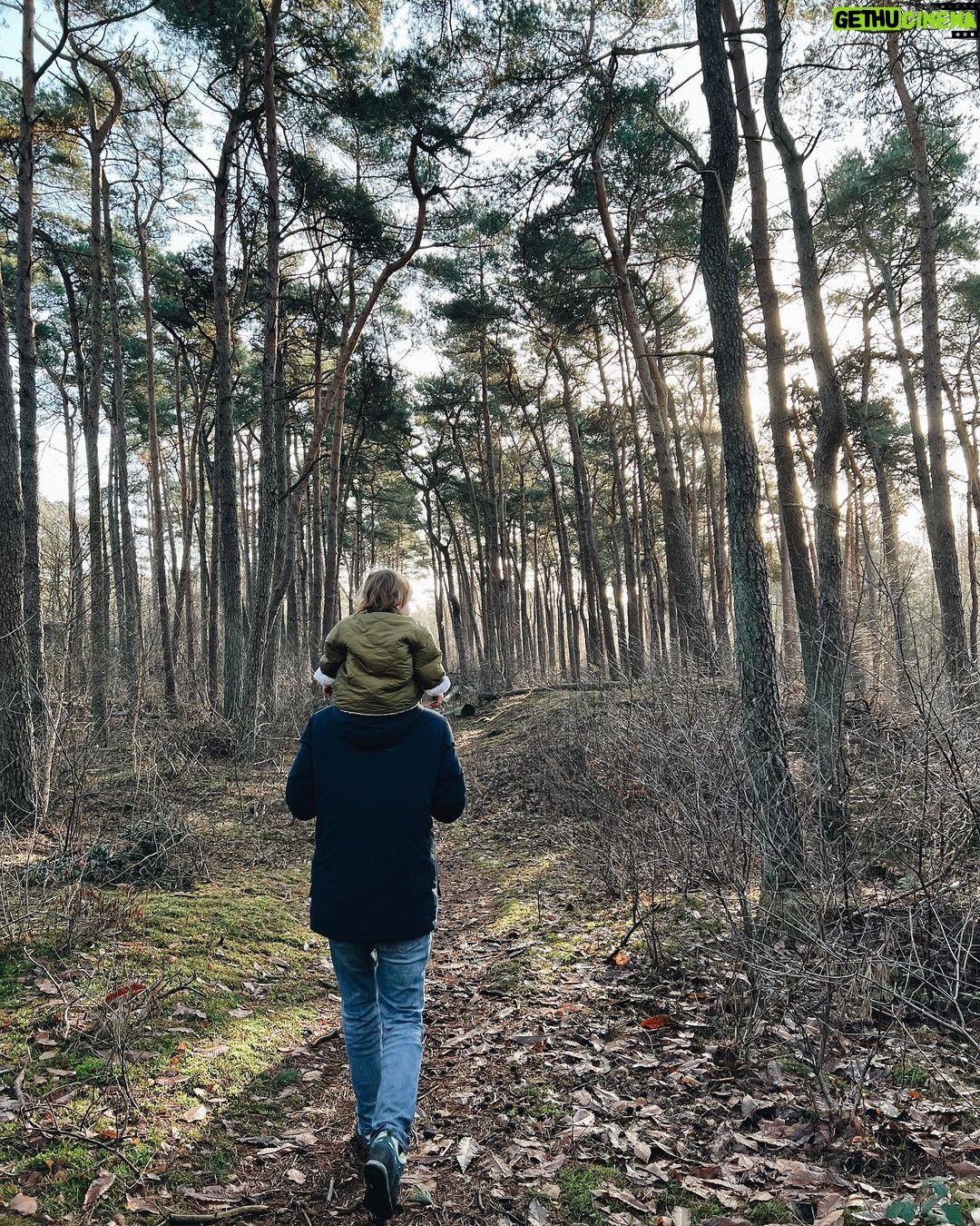 Hanna Verboom - 1.9K Likes - Net terug van een heerlijke vakantie in eigen land! De dagen tussen kerst en oud en nieuw hebben altijd iets magisch, alles staat stil en er is na een jaar hard werken, eindelijk tijd te reflecteren. Het was geen makkelijk jaar, Sam die vrijwel niet sliep, een nieuw evenwicht zoeken met twee kleintjes en dan ook nog een bedrijf (en huwelijk ;) in de lucht houden. Ik ben super trots op dit gezinnetje, de dagen in Drenthe met 100% focus op de kids maken me het allergelukkigst. Mijn nieuwe voornemen? Meer rust, minder moeten van mezelf en meer ruimte voor anderen. Met op nr 1 deze drie. Maar nu back to work. We hebben een documentaire die af moet en stiekem heb ik het natuurlijk wel het mooiste werk wat er is. Zin dit met jullie te delen!
Nog even een groot compliment aan @hofvansaksen. Wat was het fijn bij jullie! Eindeloos paradijs voor de kids en het allerliefste personeel. In het bijzonder Renee, die me zo lief verzorgde toen ik met een zieke Sammie alleen in het restaurant zat. Wat een heldin. Hoop dat je dit leest 🙏🏻