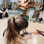 Hanna Verboom Instagram - Net terug van een heerlijke vakantie in eigen land! De dagen tussen kerst en oud en nieuw hebben altijd iets magisch, alles staat stil en er is na een jaar hard werken, eindelijk tijd te reflecteren. Het was geen makkelijk jaar, Sam die vrijwel niet sliep, een nieuw evenwicht zoeken met twee kleintjes en dan ook nog een bedrijf (en huwelijk ;) in de lucht houden. Ik ben super trots op dit gezinnetje, de dagen in Drenthe met 100% focus op de kids maken me het allergelukkigst. Mijn nieuwe voornemen? Meer rust, minder moeten van mezelf en meer ruimte voor anderen. Met op nr 1 deze drie. Maar nu back to work. We hebben een documentaire die af moet en stiekem heb ik het natuurlijk wel het mooiste werk wat er is. Zin dit met jullie te delen! Nog even een groot compliment aan @hofvansaksen. Wat was het fijn bij jullie! Eindeloos paradijs voor de kids en het allerliefste personeel. In het bijzonder Renee, die me zo lief verzorgde toen ik met een zieke Sammie alleen in het restaurant zat. Wat een heldin. Hoop dat je dit leest 🙏🏻 Resort Hof van Saksen