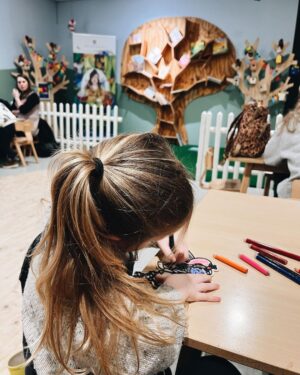Hanna Verboom Instagram - Net terug van een heerlijke vakantie in eigen land! De dagen tussen kerst en oud en nieuw hebben altijd iets magisch, alles staat stil en er is na een jaar hard werken, eindelijk tijd te reflecteren. Het was geen makkelijk jaar, Sam die vrijwel niet sliep, een nieuw evenwicht zoeken met twee kleintjes en dan ook nog een bedrijf (en huwelijk ;) in de lucht houden. Ik ben super trots op dit gezinnetje, de dagen in Drenthe met 100% focus op de kids maken me het allergelukkigst. Mijn nieuwe voornemen? Meer rust, minder moeten van mezelf en meer ruimte voor anderen. Met op nr 1 deze drie. Maar nu back to work. We hebben een documentaire die af moet en stiekem heb ik het natuurlijk wel het mooiste werk wat er is. Zin dit met jullie te delen!

Nog even een groot compliment aan @hofvansaksen. Wat was het fijn bij jullie! Eindeloos paradijs voor de kids en het allerliefste personeel. In het bijzonder Renee, die me zo lief verzorgde toen ik met een zieke Sammie alleen in het restaurant zat. Wat een heldin. Hoop dat je dit leest 🙏🏻