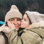 Hanna Verboom Instagram - Net terug van een heerlijke vakantie in eigen land! De dagen tussen kerst en oud en nieuw hebben altijd iets magisch, alles staat stil en er is na een jaar hard werken, eindelijk tijd te reflecteren. Het was geen makkelijk jaar, Sam die vrijwel niet sliep, een nieuw evenwicht zoeken met twee kleintjes en dan ook nog een bedrijf (en huwelijk ;) in de lucht houden. Ik ben super trots op dit gezinnetje, de dagen in Drenthe met 100% focus op de kids maken me het allergelukkigst. Mijn nieuwe voornemen? Meer rust, minder moeten van mezelf en meer ruimte voor anderen. Met op nr 1 deze drie. Maar nu back to work. We hebben een documentaire die af moet en stiekem heb ik het natuurlijk wel het mooiste werk wat er is. Zin dit met jullie te delen! Nog even een groot compliment aan @hofvansaksen. Wat was het fijn bij jullie! Eindeloos paradijs voor de kids en het allerliefste personeel. In het bijzonder Renee, die me zo lief verzorgde toen ik met een zieke Sammie alleen in het restaurant zat. Wat een heldin. Hoop dat je dit leest 🙏🏻 Resort Hof van Saksen