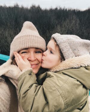 Hanna Verboom Instagram - Net terug van een heerlijke vakantie in eigen land! De dagen tussen kerst en oud en nieuw hebben altijd iets magisch, alles staat stil en er is na een jaar hard werken, eindelijk tijd te reflecteren. Het was geen makkelijk jaar, Sam die vrijwel niet sliep, een nieuw evenwicht zoeken met twee kleintjes en dan ook nog een bedrijf (en huwelijk ;) in de lucht houden. Ik ben super trots op dit gezinnetje, de dagen in Drenthe met 100% focus op de kids maken me het allergelukkigst. Mijn nieuwe voornemen? Meer rust, minder moeten van mezelf en meer ruimte voor anderen. Met op nr 1 deze drie. Maar nu back to work. We hebben een documentaire die af moet en stiekem heb ik het natuurlijk wel het mooiste werk wat er is. Zin dit met jullie te delen!

Nog even een groot compliment aan @hofvansaksen. Wat was het fijn bij jullie! Eindeloos paradijs voor de kids en het allerliefste personeel. In het bijzonder Renee, die me zo lief verzorgde toen ik met een zieke Sammie alleen in het restaurant zat. Wat een heldin. Hoop dat je dit leest 🙏🏻
