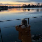 Hanna Verboom Instagram - Net terug van een heerlijke vakantie in eigen land! De dagen tussen kerst en oud en nieuw hebben altijd iets magisch, alles staat stil en er is na een jaar hard werken, eindelijk tijd te reflecteren. Het was geen makkelijk jaar, Sam die vrijwel niet sliep, een nieuw evenwicht zoeken met twee kleintjes en dan ook nog een bedrijf (en huwelijk ;) in de lucht houden. Ik ben super trots op dit gezinnetje, de dagen in Drenthe met 100% focus op de kids maken me het allergelukkigst. Mijn nieuwe voornemen? Meer rust, minder moeten van mezelf en meer ruimte voor anderen. Met op nr 1 deze drie. Maar nu back to work. We hebben een documentaire die af moet en stiekem heb ik het natuurlijk wel het mooiste werk wat er is. Zin dit met jullie te delen! Nog even een groot compliment aan @hofvansaksen. Wat was het fijn bij jullie! Eindeloos paradijs voor de kids en het allerliefste personeel. In het bijzonder Renee, die me zo lief verzorgde toen ik met een zieke Sammie alleen in het restaurant zat. Wat een heldin. Hoop dat je dit leest 🙏🏻 Resort Hof van Saksen