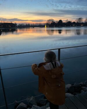 Hanna Verboom Instagram - Net terug van een heerlijke vakantie in eigen land! De dagen tussen kerst en oud en nieuw hebben altijd iets magisch, alles staat stil en er is na een jaar hard werken, eindelijk tijd te reflecteren. Het was geen makkelijk jaar, Sam die vrijwel niet sliep, een nieuw evenwicht zoeken met twee kleintjes en dan ook nog een bedrijf (en huwelijk ;) in de lucht houden. Ik ben super trots op dit gezinnetje, de dagen in Drenthe met 100% focus op de kids maken me het allergelukkigst. Mijn nieuwe voornemen? Meer rust, minder moeten van mezelf en meer ruimte voor anderen. Met op nr 1 deze drie. Maar nu back to work. We hebben een documentaire die af moet en stiekem heb ik het natuurlijk wel het mooiste werk wat er is. Zin dit met jullie te delen!

Nog even een groot compliment aan @hofvansaksen. Wat was het fijn bij jullie! Eindeloos paradijs voor de kids en het allerliefste personeel. In het bijzonder Renee, die me zo lief verzorgde toen ik met een zieke Sammie alleen in het restaurant zat. Wat een heldin. Hoop dat je dit leest 🙏🏻