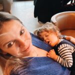 Hanna Verboom Instagram - Net terug van een heerlijke vakantie in eigen land! De dagen tussen kerst en oud en nieuw hebben altijd iets magisch, alles staat stil en er is na een jaar hard werken, eindelijk tijd te reflecteren. Het was geen makkelijk jaar, Sam die vrijwel niet sliep, een nieuw evenwicht zoeken met twee kleintjes en dan ook nog een bedrijf (en huwelijk ;) in de lucht houden. Ik ben super trots op dit gezinnetje, de dagen in Drenthe met 100% focus op de kids maken me het allergelukkigst. Mijn nieuwe voornemen? Meer rust, minder moeten van mezelf en meer ruimte voor anderen. Met op nr 1 deze drie. Maar nu back to work. We hebben een documentaire die af moet en stiekem heb ik het natuurlijk wel het mooiste werk wat er is. Zin dit met jullie te delen! Nog even een groot compliment aan @hofvansaksen. Wat was het fijn bij jullie! Eindeloos paradijs voor de kids en het allerliefste personeel. In het bijzonder Renee, die me zo lief verzorgde toen ik met een zieke Sammie alleen in het restaurant zat. Wat een heldin. Hoop dat je dit leest 🙏🏻 Resort Hof van Saksen