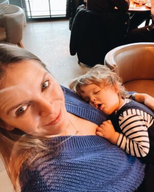 Hanna Verboom Instagram - Net terug van een heerlijke vakantie in eigen land! De dagen tussen kerst en oud en nieuw hebben altijd iets magisch, alles staat stil en er is na een jaar hard werken, eindelijk tijd te reflecteren. Het was geen makkelijk jaar, Sam die vrijwel niet sliep, een nieuw evenwicht zoeken met twee kleintjes en dan ook nog een bedrijf (en huwelijk ;) in de lucht houden. Ik ben super trots op dit gezinnetje, de dagen in Drenthe met 100% focus op de kids maken me het allergelukkigst. Mijn nieuwe voornemen? Meer rust, minder moeten van mezelf en meer ruimte voor anderen. Met op nr 1 deze drie. Maar nu back to work. We hebben een documentaire die af moet en stiekem heb ik het natuurlijk wel het mooiste werk wat er is. Zin dit met jullie te delen!

Nog even een groot compliment aan @hofvansaksen. Wat was het fijn bij jullie! Eindeloos paradijs voor de kids en het allerliefste personeel. In het bijzonder Renee, die me zo lief verzorgde toen ik met een zieke Sammie alleen in het restaurant zat. Wat een heldin. Hoop dat je dit leest 🙏🏻