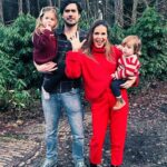 Hanna Verboom Instagram - Net terug van een heerlijke vakantie in eigen land! De dagen tussen kerst en oud en nieuw hebben altijd iets magisch, alles staat stil en er is na een jaar hard werken, eindelijk tijd te reflecteren. Het was geen makkelijk jaar, Sam die vrijwel niet sliep, een nieuw evenwicht zoeken met twee kleintjes en dan ook nog een bedrijf (en huwelijk ;) in de lucht houden. Ik ben super trots op dit gezinnetje, de dagen in Drenthe met 100% focus op de kids maken me het allergelukkigst. Mijn nieuwe voornemen? Meer rust, minder moeten van mezelf en meer ruimte voor anderen. Met op nr 1 deze drie. Maar nu back to work. We hebben een documentaire die af moet en stiekem heb ik het natuurlijk wel het mooiste werk wat er is. Zin dit met jullie te delen! Nog even een groot compliment aan @hofvansaksen. Wat was het fijn bij jullie! Eindeloos paradijs voor de kids en het allerliefste personeel. In het bijzonder Renee, die me zo lief verzorgde toen ik met een zieke Sammie alleen in het restaurant zat. Wat een heldin. Hoop dat je dit leest 🙏🏻 Resort Hof van Saksen