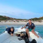 Hanna Verboom Instagram - Eigen vis vangen, flauwe grappen maken, diepe gesprekken en dansen op Tunesische funk tot het morgen wordt. Dank @beauvaned en @olafkoens voor deze mooie paar dagen in Sardinië. Dank ook voor alle mooie reacties op mijn gesprek met Beau over het taboe op psychische variaties. Het is zo belangrijk dat dit geen taboe meer is en dat we met elkaar praten 🙏🏻 #uitdeschaduw #isoladibeau Sardinia