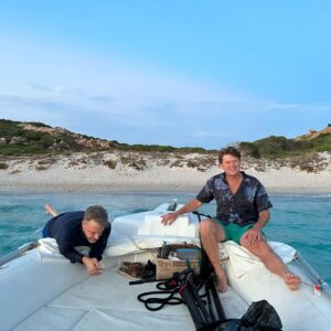 Hanna Verboom Instagram - Eigen vis vangen, flauwe grappen maken, diepe gesprekken en dansen op Tunesische funk tot het morgen wordt. Dank @beauvaned en @olafkoens voor deze mooie paar dagen in Sardinië. Dank ook voor alle mooie reacties op mijn gesprek met Beau over het taboe op psychische variaties. Het is zo belangrijk dat dit geen taboe meer is en dat we met elkaar praten 🙏🏻 #uitdeschaduw #isoladibeau