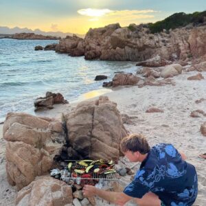 Hanna Verboom Instagram - Eigen vis vangen, flauwe grappen maken, diepe gesprekken en dansen op Tunesische funk tot het morgen wordt. Dank @beauvaned en @olafkoens voor deze mooie paar dagen in Sardinië. Dank ook voor alle mooie reacties op mijn gesprek met Beau over het taboe op psychische variaties. Het is zo belangrijk dat dit geen taboe meer is en dat we met elkaar praten 🙏🏻 #uitdeschaduw #isoladibeau