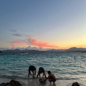 Hanna Verboom Instagram - Eigen vis vangen, flauwe grappen maken, diepe gesprekken en dansen op Tunesische funk tot het morgen wordt. Dank @beauvaned en @olafkoens voor deze mooie paar dagen in Sardinië. Dank ook voor alle mooie reacties op mijn gesprek met Beau over het taboe op psychische variaties. Het is zo belangrijk dat dit geen taboe meer is en dat we met elkaar praten 🙏🏻 #uitdeschaduw #isoladibeau
