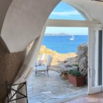Hanna Verboom Instagram - Eigen vis vangen, flauwe grappen maken, diepe gesprekken en dansen op Tunesische funk tot het morgen wordt. Dank @beauvaned en @olafkoens voor deze mooie paar dagen in Sardinië. Dank ook voor alle mooie reacties op mijn gesprek met Beau over het taboe op psychische variaties. Het is zo belangrijk dat dit geen taboe meer is en dat we met elkaar praten 🙏🏻 #uitdeschaduw #isoladibeau Sardinia