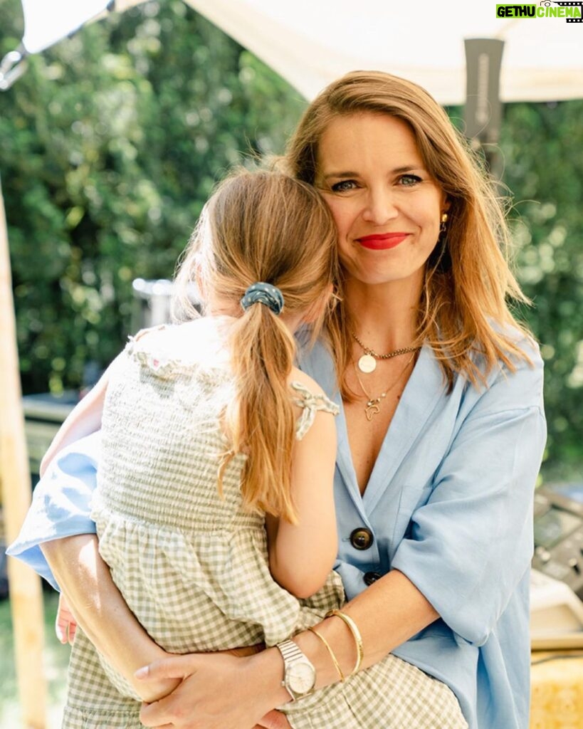 Hanna Verboom Instagram - Mijn meisje is 4 geworden! 🍓Je maakt me de allergelukkigste lieve Sara Emmanuel James 🦓