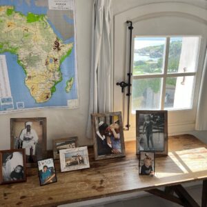 Hanna Verboom Instagram - Eigen vis vangen, flauwe grappen maken, diepe gesprekken en dansen op Tunesische funk tot het morgen wordt. Dank @beauvaned en @olafkoens voor deze mooie paar dagen in Sardinië. Dank ook voor alle mooie reacties op mijn gesprek met Beau over het taboe op psychische variaties. Het is zo belangrijk dat dit geen taboe meer is en dat we met elkaar praten 🙏🏻 #uitdeschaduw #isoladibeau