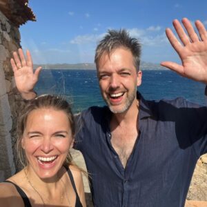Hanna Verboom Instagram - Eigen vis vangen, flauwe grappen maken, diepe gesprekken en dansen op Tunesische funk tot het morgen wordt. Dank @beauvaned en @olafkoens voor deze mooie paar dagen in Sardinië. Dank ook voor alle mooie reacties op mijn gesprek met Beau over het taboe op psychische variaties. Het is zo belangrijk dat dit geen taboe meer is en dat we met elkaar praten 🙏🏻 #uitdeschaduw #isoladibeau