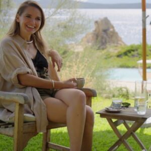 Hanna Verboom Instagram - Eigen vis vangen, flauwe grappen maken, diepe gesprekken en dansen op Tunesische funk tot het morgen wordt. Dank @beauvaned en @olafkoens voor deze mooie paar dagen in Sardinië. Dank ook voor alle mooie reacties op mijn gesprek met Beau over het taboe op psychische variaties. Het is zo belangrijk dat dit geen taboe meer is en dat we met elkaar praten 🙏🏻 #uitdeschaduw #isoladibeau
