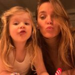 Hanna Verboom Instagram - Dat je denkt dat je alles weet en dan deze krijgt en ontdekt dat je heel weinig weet maar één ding heel zeker is: dat ‘nu’ de beste plek is- dank je Sari dat je me leert stil staan 🦓♥️ #smelltheroses