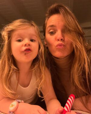 Hanna Verboom Instagram - Dat je denkt dat je alles weet en dan deze krijgt en ontdekt dat je heel weinig weet maar één ding heel zeker is: dat ‘nu’ de beste plek is- dank je Sari dat je me leert stil staan 🦓♥️ #smelltheroses