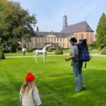 Hanna Verboom Instagram - Afgelopen week vierden we de 25ste verjaardag van onze vrienden van Les Salons en @chateaustgerlach wat een feest om weer even hier te mogen zijn - en natuurlijk een ultiem excuus om een paar dagen met de kids door het prachtige heuvellandschap te wandelen oh joy! Vorige keer was Sari 5 maanden en was het nog Corona, nu wandelt ze gewoon met ons mee ❤️🥹 ps. Alles hier uit eigen moestuin en je wandelt zo het Geuldal in, zo mooi! #limburg #watbenjemooi #transcendtheordinary Château St. Gerlach