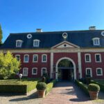 Hanna Verboom Instagram - Afgelopen week vierden we de 25ste verjaardag van onze vrienden van Les Salons en @chateaustgerlach wat een feest om weer even hier te mogen zijn - en natuurlijk een ultiem excuus om een paar dagen met de kids door het prachtige heuvellandschap te wandelen oh joy! Vorige keer was Sari 5 maanden en was het nog Corona, nu wandelt ze gewoon met ons mee ❤️🥹 ps. Alles hier uit eigen moestuin en je wandelt zo het Geuldal in, zo mooi! #limburg #watbenjemooi #transcendtheordinary Château St. Gerlach
