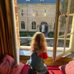 Hanna Verboom Instagram - Afgelopen week vierden we de 25ste verjaardag van onze vrienden van Les Salons en @chateaustgerlach wat een feest om weer even hier te mogen zijn - en natuurlijk een ultiem excuus om een paar dagen met de kids door het prachtige heuvellandschap te wandelen oh joy! Vorige keer was Sari 5 maanden en was het nog Corona, nu wandelt ze gewoon met ons mee ❤️🥹 ps. Alles hier uit eigen moestuin en je wandelt zo het Geuldal in, zo mooi! #limburg #watbenjemooi #transcendtheordinary Château St. Gerlach