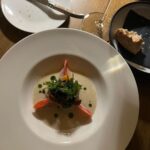Hanna Verboom Instagram - Afgelopen week vierden we de 25ste verjaardag van onze vrienden van Les Salons en @chateaustgerlach wat een feest om weer even hier te mogen zijn - en natuurlijk een ultiem excuus om een paar dagen met de kids door het prachtige heuvellandschap te wandelen oh joy! Vorige keer was Sari 5 maanden en was het nog Corona, nu wandelt ze gewoon met ons mee ❤️🥹 ps. Alles hier uit eigen moestuin en je wandelt zo het Geuldal in, zo mooi! #limburg #watbenjemooi #transcendtheordinary Château St. Gerlach