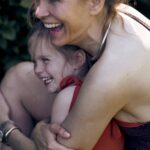 Hanna Verboom Instagram - Ik leer steeds meer wat het is om moeder te zijn. Ik dacht dat ik het allemaal wel wist, toen kwam ik erachter dat ik zo weinig weet en vanuit die mooie plek weet ik steeds meer. Dat het goed is. Dat mijn zijn groter is geworden door hen. En dat zij alles zijn. Het nieuw balans vinden is niettemin best een uitdaging. Vol moeder willen zijn en geliefde maar ook een visie hebben, leiding geven en ondernemen; je creativiteit vorm geven. Gelukkig heb ik veel voorbeelden om me heen zoals Maja van @augustine_amsterdam die naast haar kindjes en haar kunst deze allermooiste eco-friendly badkleding maakt -zit zoooo fijn! En natuurlijk mijn rots en ‘mooie plaatjes’ maker @nineijff die langs kwam met haar lieve boys en even ‘tussen neus en lippen door’ deze mooie herinneringen maakte. Making memories ♥️