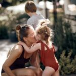 Hanna Verboom Instagram - Ik leer steeds meer wat het is om moeder te zijn. Ik dacht dat ik het allemaal wel wist, toen kwam ik erachter dat ik zo weinig weet en vanuit die mooie plek weet ik steeds meer. Dat het goed is. Dat mijn zijn groter is geworden door hen. En dat zij alles zijn. Het nieuw balans vinden is niettemin best een uitdaging. Vol moeder willen zijn en geliefde maar ook een visie hebben, leiding geven en ondernemen; je creativiteit vorm geven. Gelukkig heb ik veel voorbeelden om me heen zoals Maja van @augustine_amsterdam die naast haar kindjes en haar kunst deze allermooiste eco-friendly badkleding maakt -zit zoooo fijn! En natuurlijk mijn rots en ‘mooie plaatjes’ maker @nineijff die langs kwam met haar lieve boys en even ‘tussen neus en lippen door’ deze mooie herinneringen maakte. Making memories ♥️