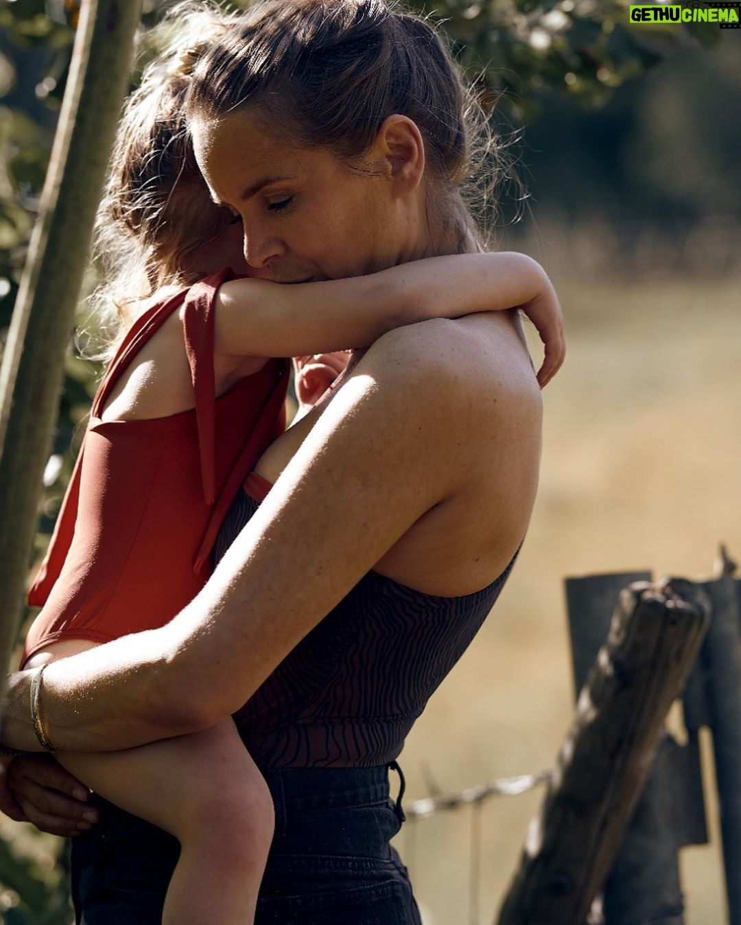 Hanna Verboom Instagram - Ik leer steeds meer wat het is om moeder te zijn. Ik dacht dat ik het allemaal wel wist, toen kwam ik erachter dat ik zo weinig weet en vanuit die mooie plek weet ik steeds meer. Dat het goed is. Dat mijn zijn groter is geworden door hen. En dat zij alles zijn. Het nieuw balans vinden is niettemin best een uitdaging. Vol moeder willen zijn en geliefde maar ook een visie hebben, leiding geven en ondernemen; je creativiteit vorm geven. Gelukkig heb ik veel voorbeelden om me heen zoals Maja van @augustine_amsterdam die naast haar kindjes en haar kunst deze allermooiste eco-friendly badkleding maakt -zit zoooo fijn! En natuurlijk mijn rots en ‘mooie plaatjes’ maker @nineijff die langs kwam met haar lieve boys en even ‘tussen neus en lippen door’ deze mooie herinneringen maakte. Making memories ♥️