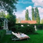 Hanna Verboom Instagram - Mid summer nights dream 💫 Deze avonden doen we even alsof de sterrenhemel het plafond is, dekbedden en kussens naar buiten en uren liggen lezen totdat ze schoorvoetend toegeeft dat ze toch liever in eigen bedje slaapt... ;) Ons dekbed is van een heel tof merk Yumeko en ik wilde daar nog over delen. Na een aantal maanden super slecht slapen doordat Sam veel wakker werd- wilde ik investeren in een nieuw dekbed. Maar wel biologisch en het liefst diervriendelijk etc. Zo kwam ik uit op dekbedden van natuurlijk en milieuvriendelijk materiaal Tencel. @yumeko_amsterdam specialiseert zich in duurzame dekbedden, matrassen (en beddengoed en nog veel meer) en heeft echt een prachtige collectie. Zoals ook het linnen, luchtige beddengoed waar wij heel blij mee zijn met deze warme nachten. Ps. Ik mocht van hen een code (tot eind mei) weggeven voor korting voor de collectie: Hanna10 Enjoy!! 🦋