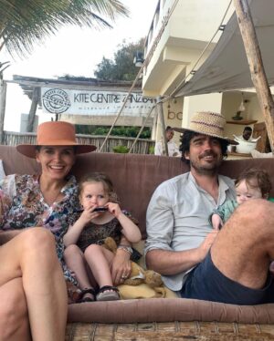Hanna Verboom Instagram - Precies 3 jaar later - hele kleine nachten maar groots geluk 🦒🦓