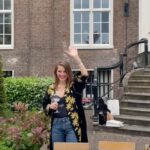 Hanna Verboom Instagram - Dit weekend werd ik 40, dansten we tot de sterren wakker werden en vierden we het leven - natuurlijk ook met tranen en een nieuwjaarsduik. Dank 40 jaar voor alles wat je me hebt gegeven, gekost en geleerd en dank voor alles wat komen gaat. Maar nog belangrijker - voor wat is. Het meest dankbaar ben ik voor mijn kindjes, mijn lief en de mensen om me heen - de grond onder m’n voeten ♥️🦋🎂