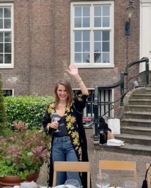 Hanna Verboom Instagram - Dit weekend werd ik 40, dansten we tot de sterren wakker werden en vierden we het leven - natuurlijk ook met tranen en een nieuwjaarsduik. Dank 40 jaar voor alles wat je me hebt gegeven, gekost en geleerd en dank voor alles wat komen gaat. Maar nog belangrijker - voor wat is. Het meest dankbaar ben ik voor mijn kindjes, mijn lief en de mensen om me heen - de grond onder m’n voeten ♥️🦋🎂