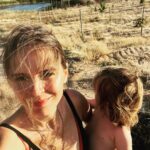 Hanna Verboom Instagram - Oh joy wat een heerlijk avontuur met deze liefste aapjes naar Afrika 🧡 ik weet dat het al weer even geleden is maar ik zit 10 uur in de auto vandaag en kan eindelijk mijn foto’s organiseren dus ik ben hier even enorm aan het mijmeren over deze mooie plaatjes. Natuurlijk ook soms intens (2 bladzijden van mijn drie boeken gelezen en als de kindjes in bed lagen vielen R en ik tandem in slaap op de bank) maar zo samen zijn op deze schitterende plekken maakt me vooral intens gelukkig en dankbaar voor dit stelletje ♥️ South Africa