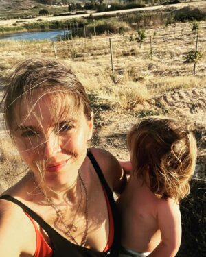 Hanna Verboom Instagram - Oh joy wat een heerlijk avontuur met deze liefste aapjes naar Afrika 🧡 ik weet dat het al weer even geleden is maar ik zit 10 uur in de auto vandaag en kan eindelijk mijn foto’s organiseren dus ik ben hier even enorm aan het mijmeren over deze mooie plaatjes. Natuurlijk ook soms intens (2 bladzijden van mijn drie boeken gelezen en als de kindjes in bed lagen vielen R en ik tandem in slaap op de bank) maar zo samen zijn op deze schitterende plekken maakt me vooral intens gelukkig en dankbaar voor dit stelletje ♥️