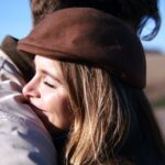 Hanna Verboom Instagram - Wat een week! We gingen langs bij scholen, bedrijven, bioscopen, de radio en op tv. We zijn overladen met de meest ontroerende berichten. Juda en ik zijn er stil van. Ik moet denken aan die dubbele regenboog die ik precies een week geleden over onze rivier zag staan. De wolken kunnen donker zijn maar er is zoveel hoop. Dwars door de eenzaamheid, dwars door het trauma en de donkere gedachten. Dwars door het stigma wat er echt nog heel erg is. Dwars door alles; het diepe besef. Het is goed zoals we zijn. En van dat ‘zijn’ zijn er ook zoveel variaties, die je alleen met luisteren leert waarderen. Zoals Floortje zei ‘door een beetje je eigen overtuigingen los te laten’ In onze vele gesprekken tijdens de tour is ons door beleidsmakers en psychiaters op het hart gedrukt dat ze het anders willen, dat ze zullen kijken naar het jargon en hoe dat menselijker te maken. We hadden nooit durven dromen dat dit nu al zou lukken!! Aan alle ervaringsdeskundigen wil ik dit zeggen, de grootste taak ligt misschien wel bij ons. Wees open, praat en schaam je niet. Het is ok. Zoek elkaar op, leer van elkaar en weet heel diep dat je niet alleen bent in je reis. Schrijf je op cinetree.nl/Uitdeschaduw in voor de nieuwsbrief zodat we je op de hoogte kunnen houden. Op Uitdeschaduw.org volgen nog de langere interviews, ik ga nog een insta live doen en we zullen met z’n allen actief zijn op t forum. Dikke kus van mij, ik heb een vol hart en ik ben heel erg ontroerd. Op zoveel vlakken (scholen, politiek, gezondheidszorg) heb ik gezien dat mensen echt willen dat het anders gaat zijn. Kleine stapjes maar met z’n allen gaat dat lukken 🌈 #samenuitdeschaduw